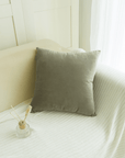 Coussin carré 45x45cm en velours gris foncé TYGA