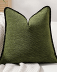 Coussin vert olive à rayures et surpiqûres noires 45x45 cm ZIGGY