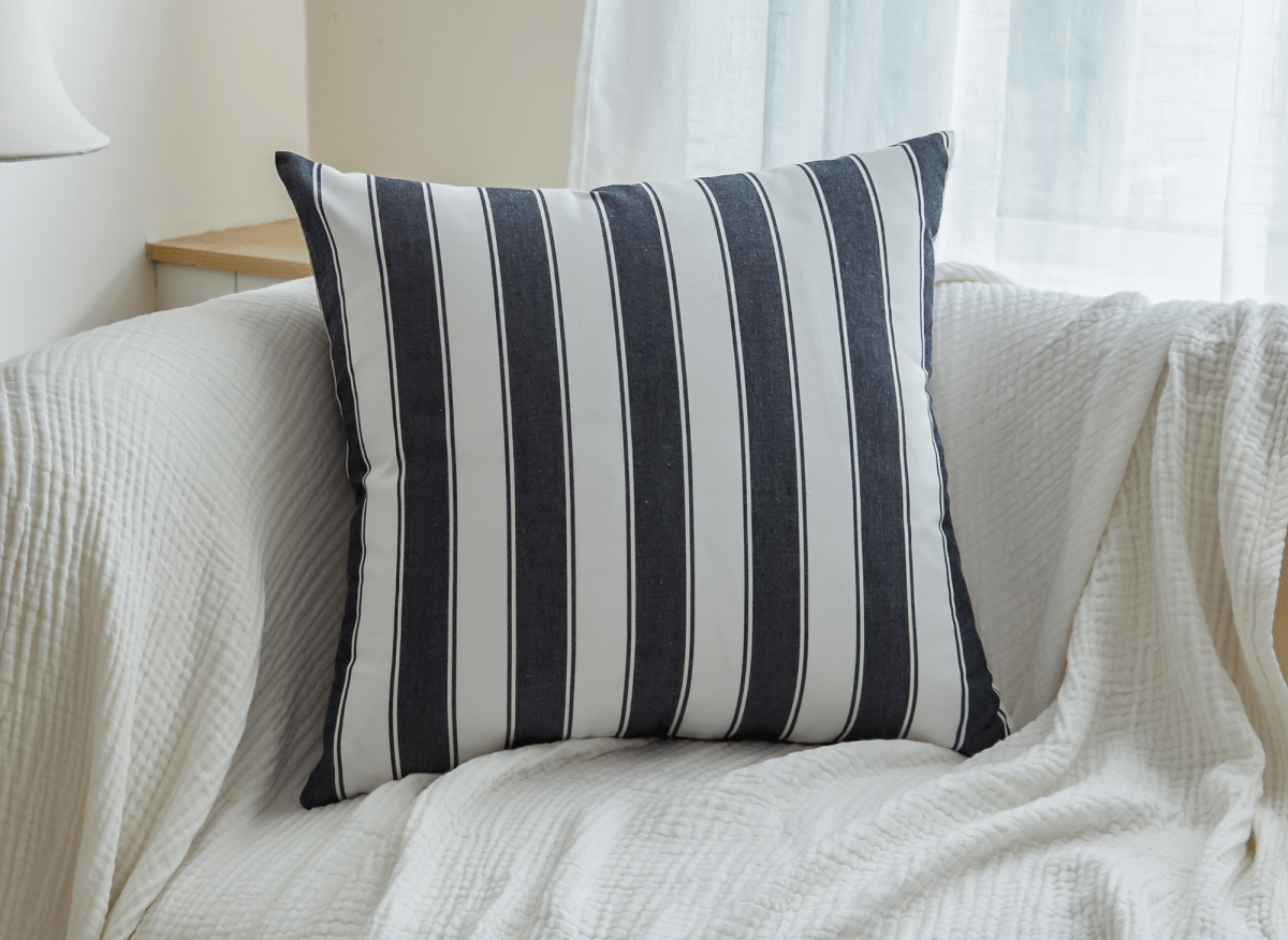 Coussin à rayures blanches et noires 50x50 cm JORA