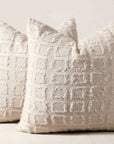 Coussin beige à formes carrées texturées 45x45 cm ELVIO