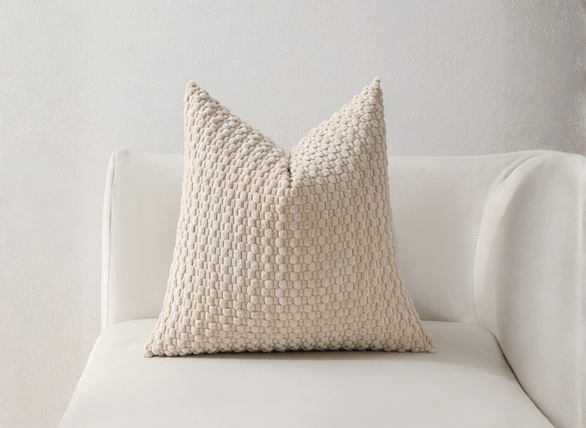 Coussin beige en tissu texturé doux 45x45 cm DUNE