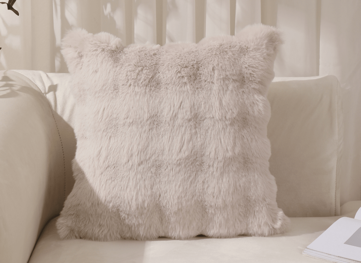 Coussin taupe effet fourrure 45x45 cm KAELA