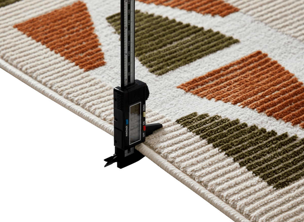 Tapis beige à motifs géométriques verts et terracotta 160 x 230 cm IONA